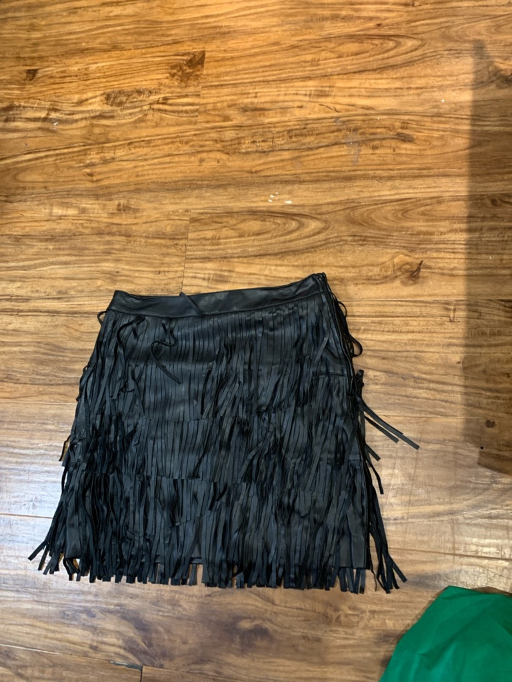 le chateau Black Faux-Leather Fringe Mini Skirt. New with tag Size 4 - Picture 5 of 5